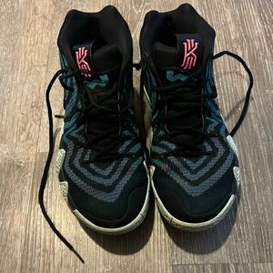Nike Kyrie 4 80s Decades 943806-007 Men’s Size 9.5 Basketball Shoes